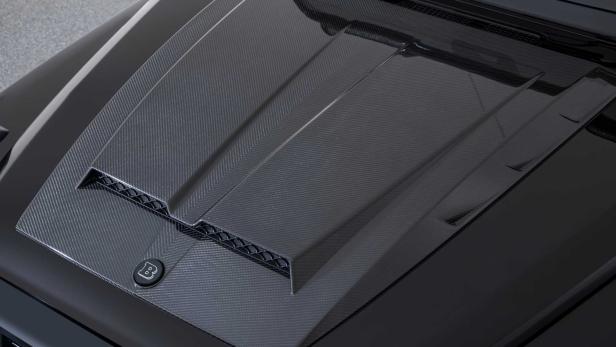 Detailansicht der Motorhaube eines Brabus-Fahrzeugs mit Carbon-Elementen.