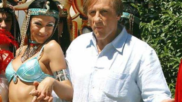 Gérard Depardieu posiert mit einer als Ägypterin verkleideten Frau.
