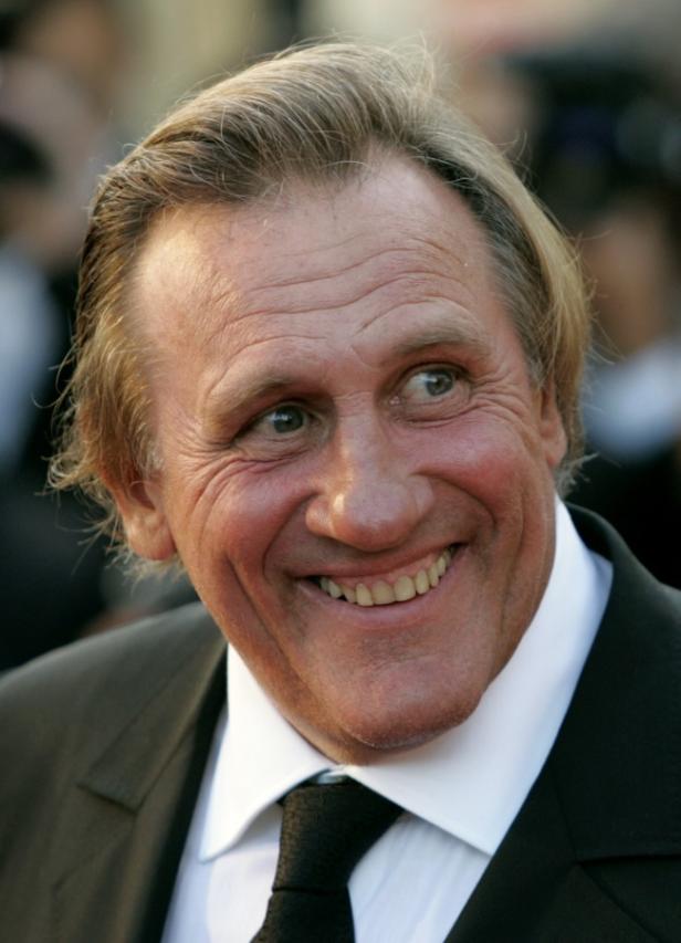 Porträt des lächelnden Schauspielers Gérard Depardieu.