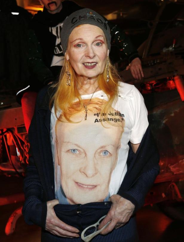 Vivienne Westwood trägt ein T-Shirt mit einem Bild von Julian Assange.