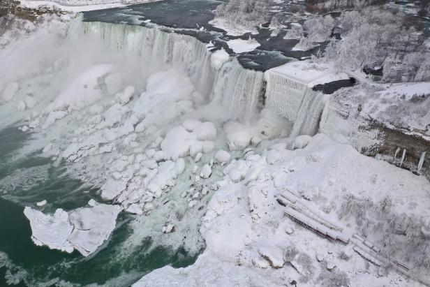 Wintersturm verwandelt Niagarafälle in bizarre Eislandschaft