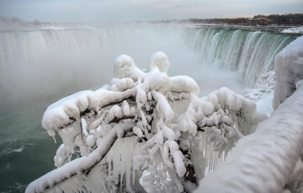 Wintersturm verwandelt Niagarafälle in bizarre Eislandschaft