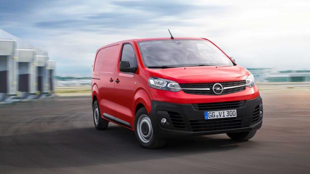 Ein roter Opel Vivaro Transporter fährt auf einer Straße.