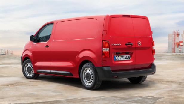 Ein roter Opel Vivaro Transporter steht auf einer Baustelle.