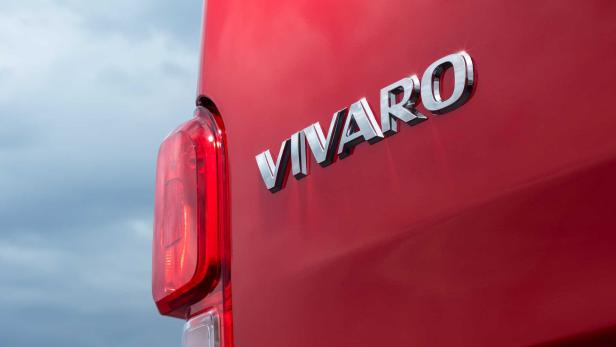Die Rückansicht eines roten Opel Vivaro mit dem Schriftzug „VIVARO“ und einem Rücklicht.