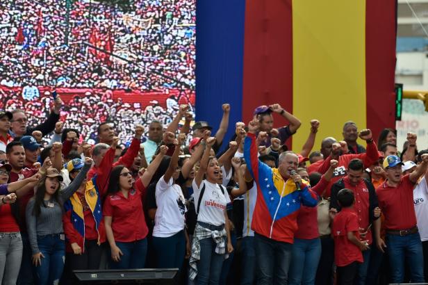 Machtkampf in Venezuela: Noch steht Militär hinter Maduro