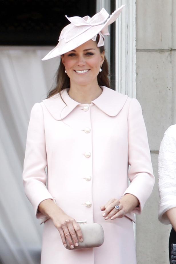 Warum Herzogin Kate drei Ringe an einem Finger trägt