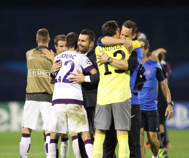 Fußballspieler von Dinamo Zagreb und Austria Wien umarmen sich nach dem Champions League Qualifikationsspiel.