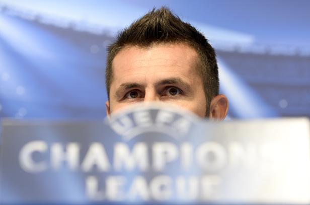 Ein Mann blickt über ein Schild mit der Aufschrift „Champions League“.