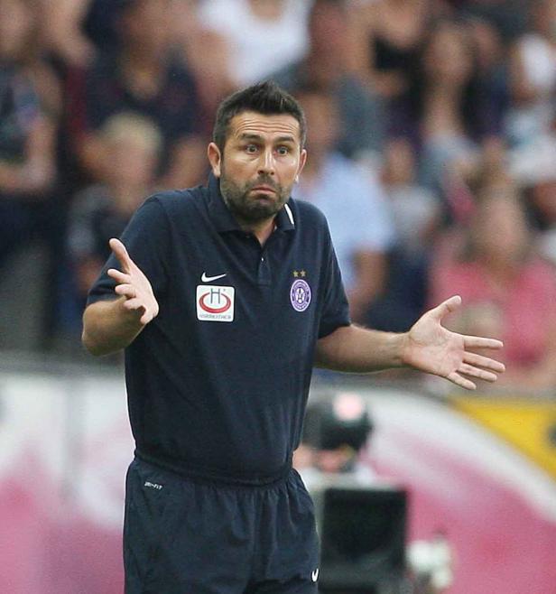 Ein Fußballtrainer gestikuliert während eines Spiels in Salzburg, Österreich.