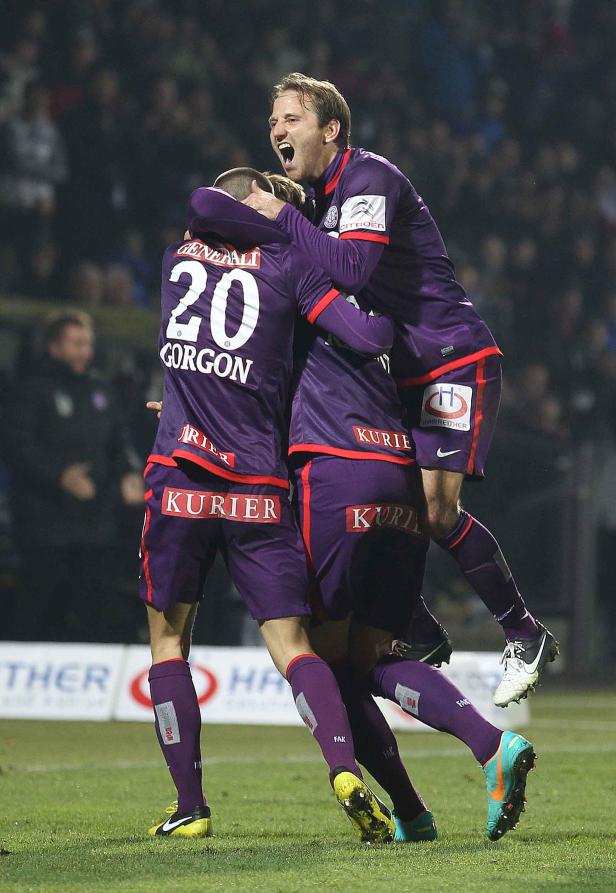 Fußballspieler von Austria Wien feiern einen Sieg.