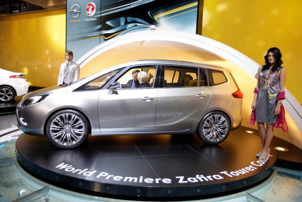 Ein silberner Opel Zafira Tourer steht auf einer Drehscheibe mit dem Schriftzug „World Premiere Zafira Tourer Concept“.