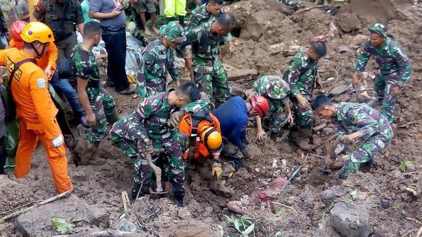 Mindestens 59 Tote durch Hochwasser und Erdrutsche in Indonesien