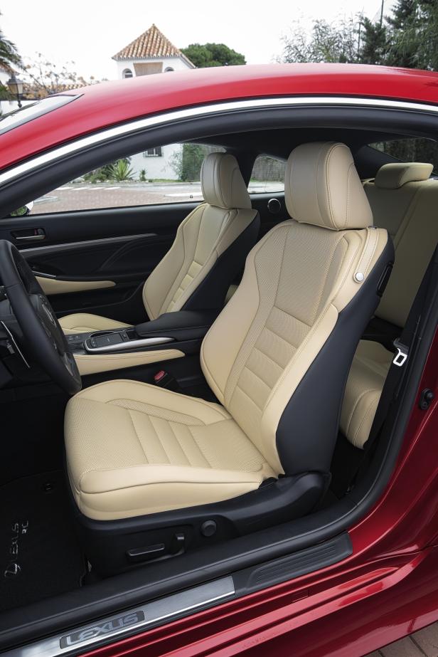 Innenraum eines roten Lexus mit beigen Ledersitzen.