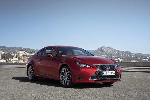 Ein roter Lexus RC steht vor einer Bergkulisse.