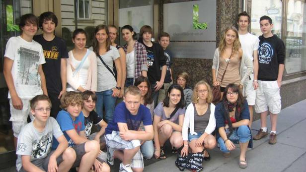 Initiatorin Magdalena Csarman und Klassensprecher Benedikt Hurch (links), Übergabe der Unterschriften an den Minsiterialbeamten (rechts) Initiatorin Magdalena Csarman und Klassensprecher Benedikt Hurch (links), Übergabe der Unterschriften an den Minsiterialbeamten (rechts)