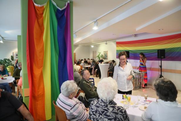 Erster städtischer Treff für Senioren unterm Regenbogen in Wien
