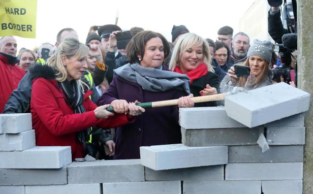 Proteste gegen Brexit: Mauer an nordirischer Grenze errichtet