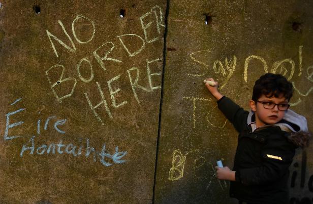 Proteste gegen Brexit: Mauer an nordirischer Grenze errichtet