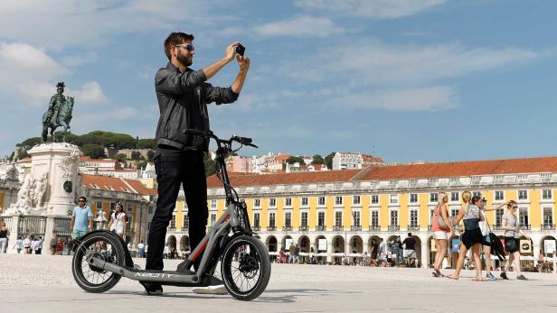 BMW präsentiert Elektro-Tretroller X2City