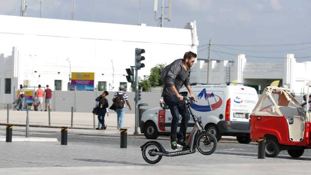 BMW präsentiert Elektro-Tretroller X2City