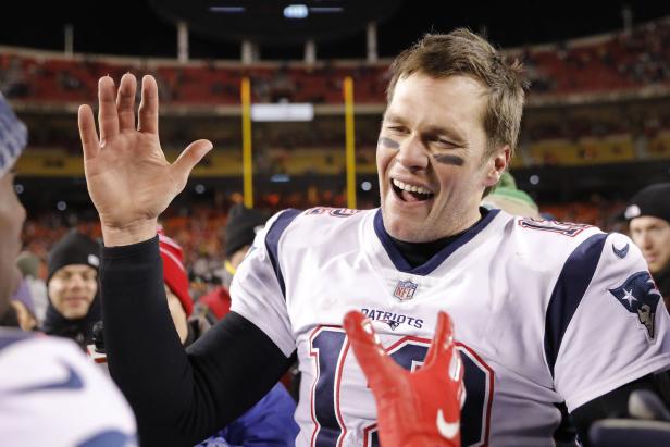 Tom Brady, Quarterback der New England Patriots, jubelt mit erhobener Hand.