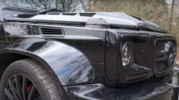 Detailansicht der Frontpartie eines schwarzen Mercedes-Benz G-Klasse Geländewagens.