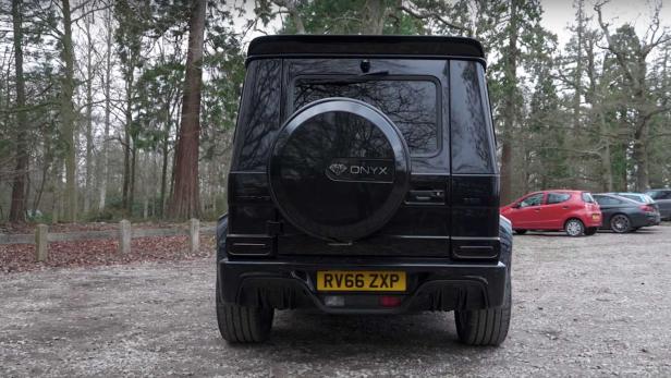 Ein schwarzer Geländewagen der Marke Onyx steht auf einem Parkplatz.