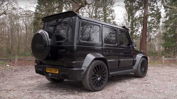 Ein schwarzer Geländewagen der Marke Onyx steht auf einem Schotterweg.
