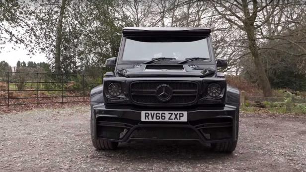 Ein schwarzer Mercedes-Benz G-Klasse steht auf einem Schotterweg.