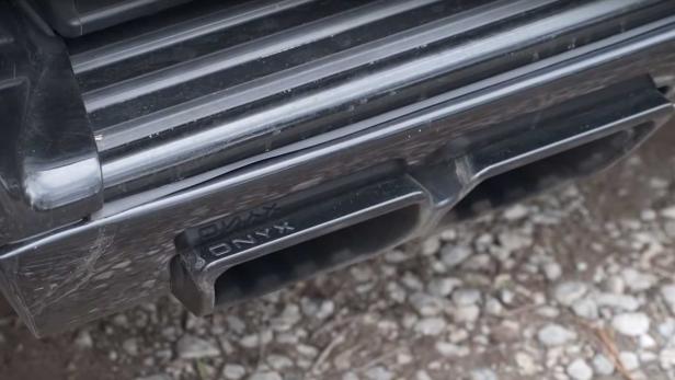 Detailansicht des Auspuffs eines Onyx-Fahrzeugs.