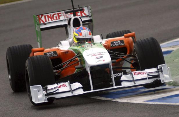 Ein Formel-1-Rennwagen auf einer Rennstrecke.