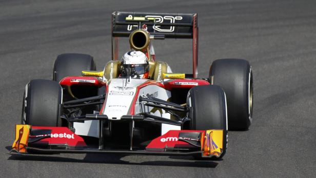 Ein Formel-1-Rennwagen auf einer Rennstrecke.