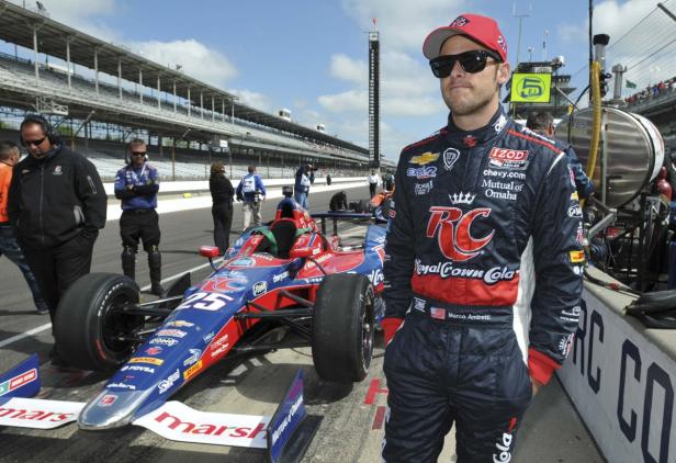 Marco Andretti posiert vor seinem Rennwagen mit der Nummer 25.