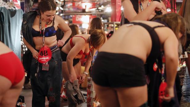 Frauen in Unterwäsche probieren Kleidung in einem Geschäft von Desigual.