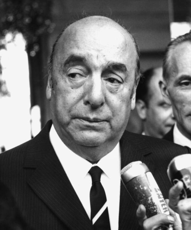 Pablo Neruda, 1971 Pablo Neruda wird von Reportern interviewt.