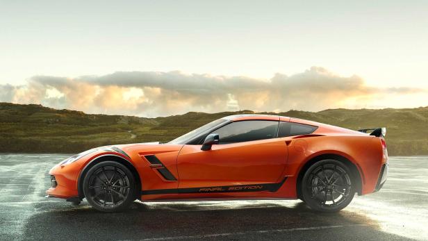 Eine orangefarbene Corvette „Final Edition“ vor einer Dünenlandschaft.