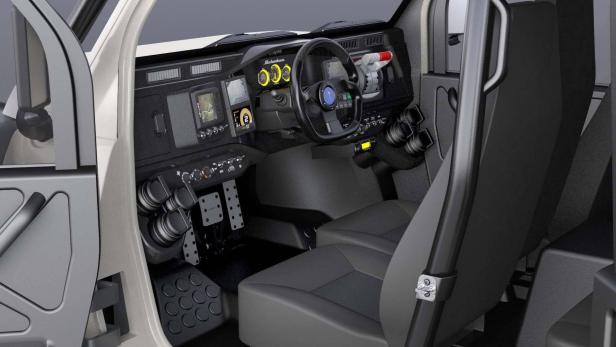 Innenansicht eines Fahrzeugs mit ungewöhnlichem Cockpit-Design.