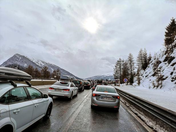 Brennerautobahn in Südtirol wegen heftiger Schneefälle gesperrt