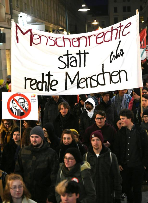OBERÖSTERREICH: DEMONSTRATION GEGEN "BURSCHENBUNDBALL"