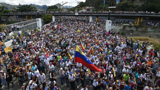 Venezuelas Opposition bei einem Protestmarsch in Caracas