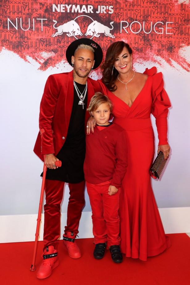 Neymar feierte Geburtstag mit roten Krücken