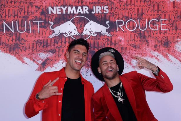 Neymar feierte Geburtstag mit roten Krücken