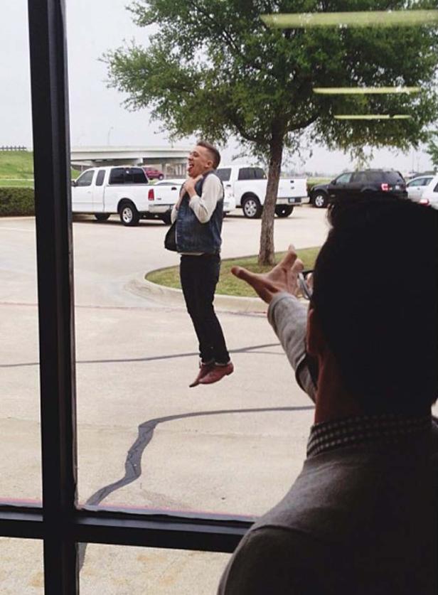 Ein Mann springt in die Luft, während eine andere Person die Arme ausstreckt.