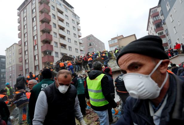 Siebenstöckiges Haus in Istanbul eingestürzt
