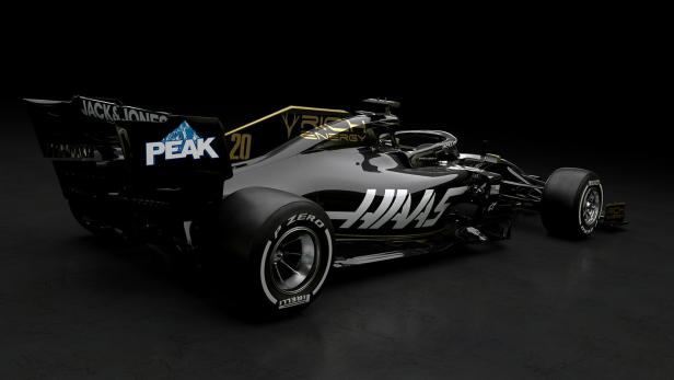 Ein schwarzer Formel-1-Rennwagen mit Sponsorenaufdrucken vor dunklem Hintergrund.