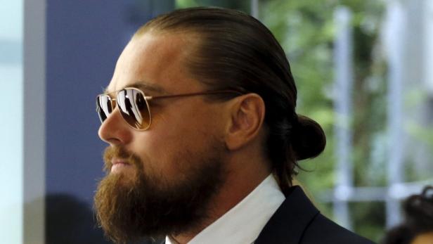 Leonardo DiCaprio mit Bart und Sonnenbrille im Profil.