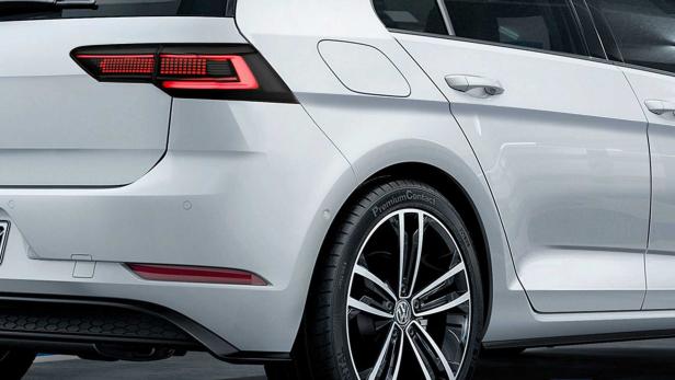 Detailansicht der Rückseite eines weißen VW Golf mit LED-Rückleuchten.