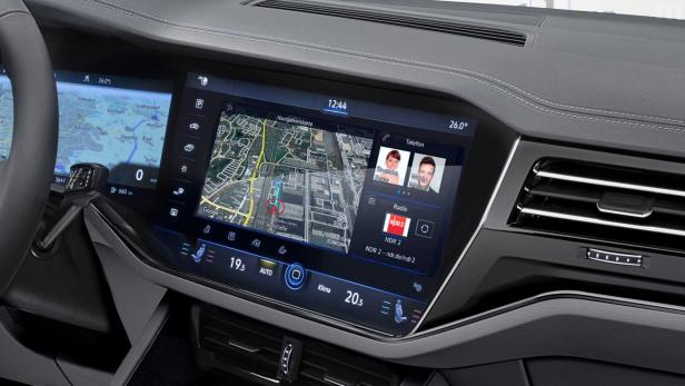 Das Interieur eines Autos mit Navigationssystem, Telefon und Radio auf dem Display.