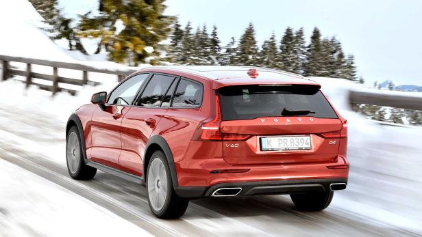 Ein roter Volvo V60 Cross Country fährt auf einer schneebedeckten Straße.